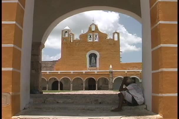 Église de couleur terre cuite — Video