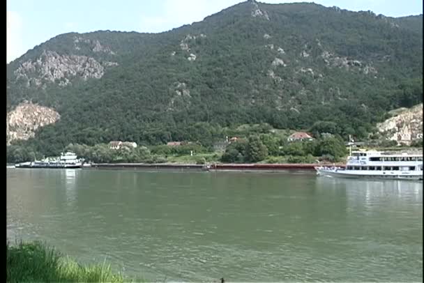 Barco de cruzeiro viaja ao longo do rio — Vídeo de Stock