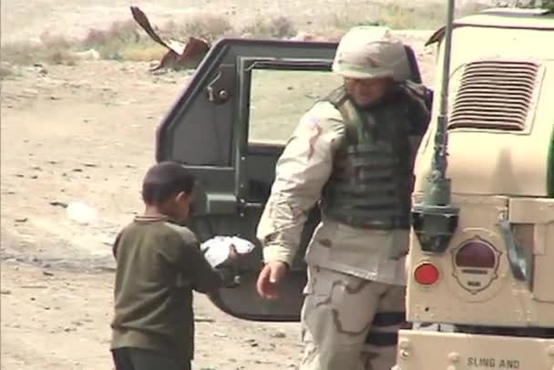 Amerikai katona keze meg játékok — Stock videók