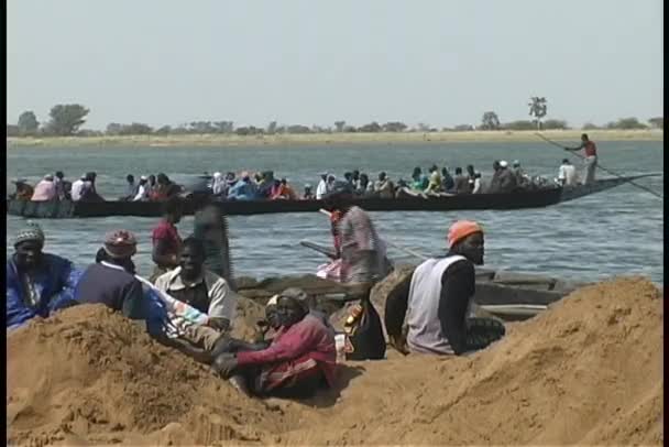 Långa båtar vid floden Niger — Stockvideo