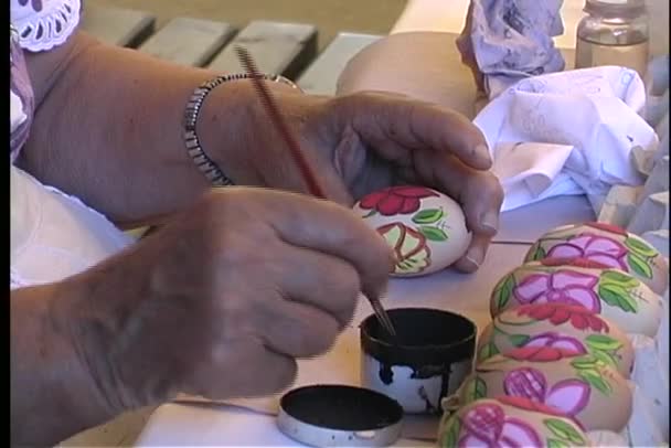 女人的手画鸡蛋 — 图库视频影像