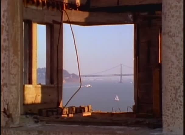 Hoek via venster op Alcatraz — Stockvideo