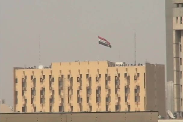 Bendera Irak berkibar tinggi — Stok Video