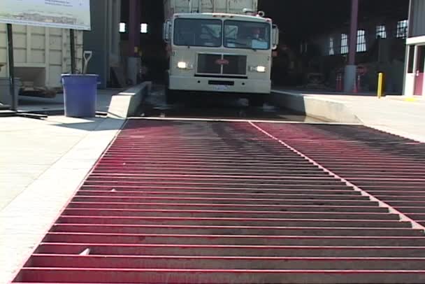 Vrachtwagen verlaat een recycling centrum — Stockvideo
