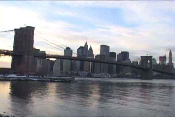 Brooklyn Bridge mit Blick auf die Skyline — Stockvideo