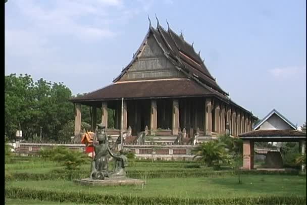 Buddhist temple in Vientiane Laos — Stock Video