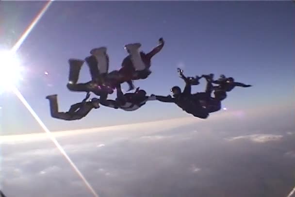 Skydivers collects figure in freefall — Stock Video