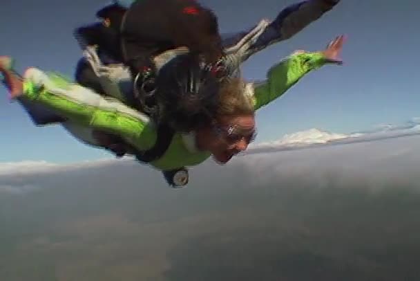 Vrouw skydives met instructeur — Stockvideo