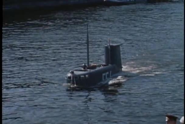 U-Boot-Oberflächen im Hafen — Stockvideo