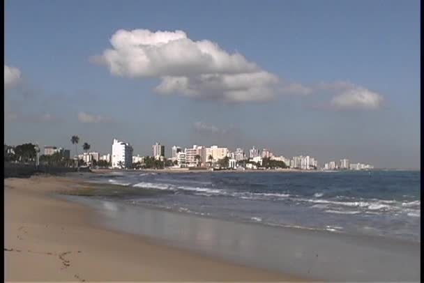 Golven pauze langs een zandstrand — Stockvideo