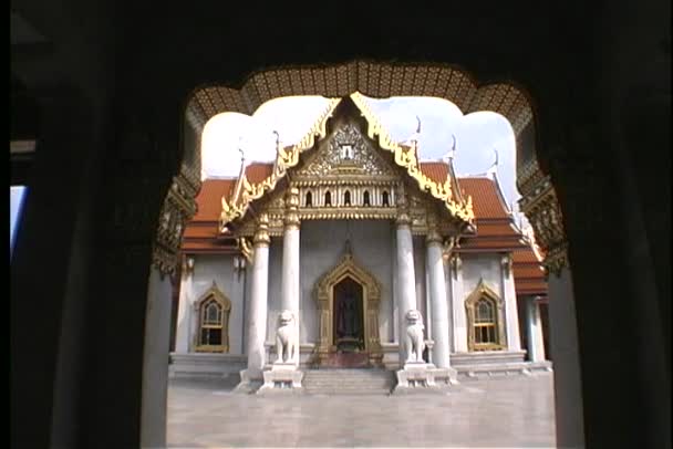 Temple entrance in Thailand — Stock Video