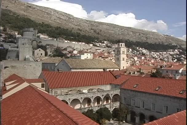 Ville près d'une montagne — Video