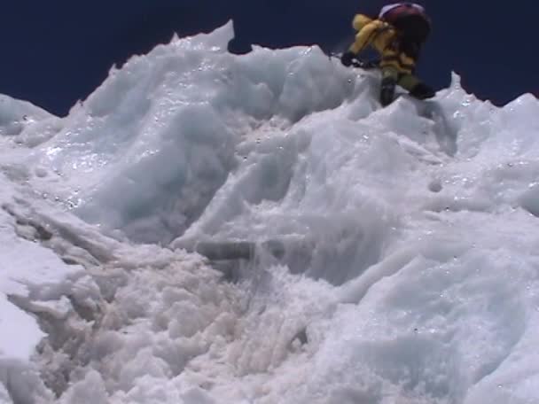 Homem subindo uma queda de gelo — Vídeo de Stock