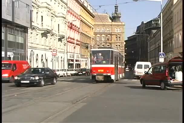 Straßenbahnen und Verkehr in Prag — Stockvideo