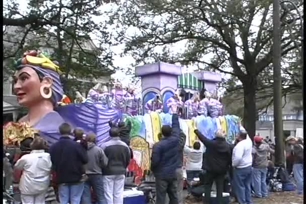 Touristen und Einheimische bei Parade — Stockvideo