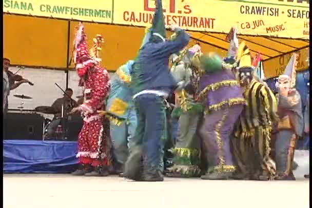 Mardi Gras kostiumach ludzi taniec — Wideo stockowe