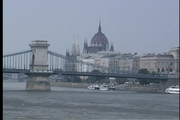 Puente de las Cadenas que cruza el río Danubio — Vídeos de Stock