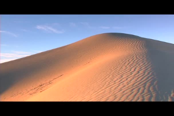 Light shines on a beautiful sand dune — Stock Video