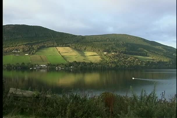 Groene heuvels en Loch Ness — Stockvideo