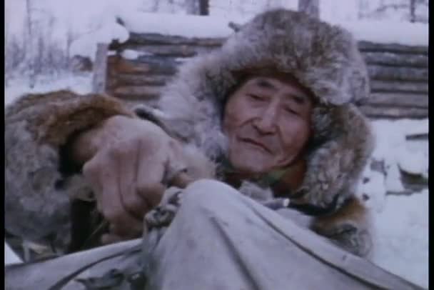 Oude Eskimo touwen een Rendier — Stockvideo