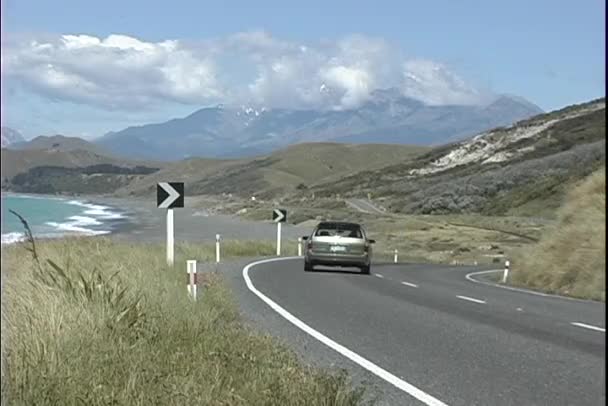 沿着风景秀丽的沿海高速公路开车 — 图库视频影像