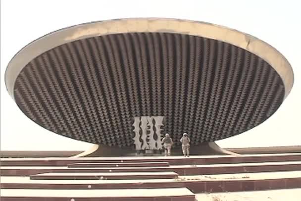 Soldaten gehen um großen Palast — Stockvideo