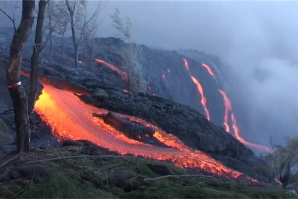 Lava scorre sul bordo di un cono vulcanico — Video Stock