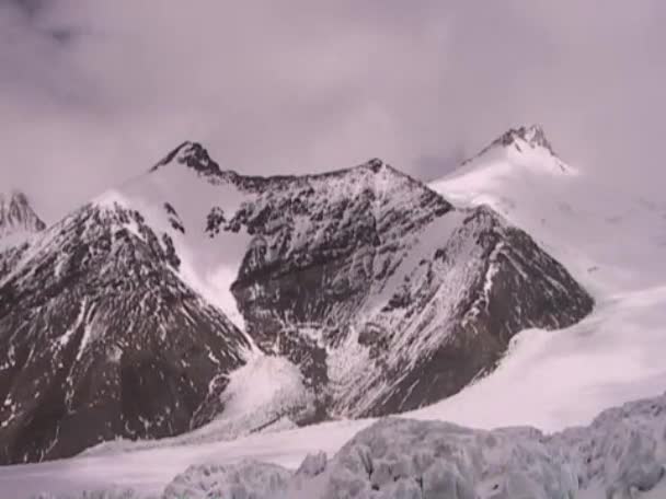 Nubi che si muovono attraverso cime del Mt. Everest — Video Stock