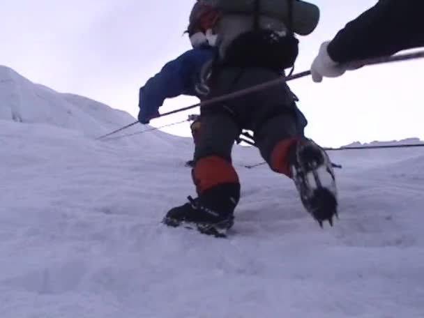 Bergsteiger ziehen sich nach oben — Stockvideo