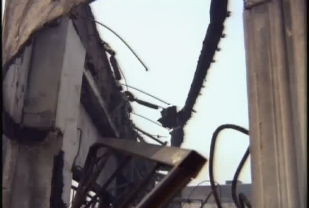 Сожгли здания во время беспорядков — стоковое видео