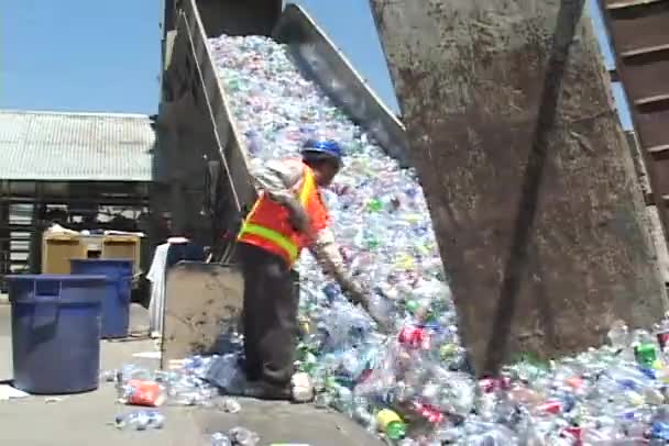 Miles de botellas de plástico — Vídeos de Stock
