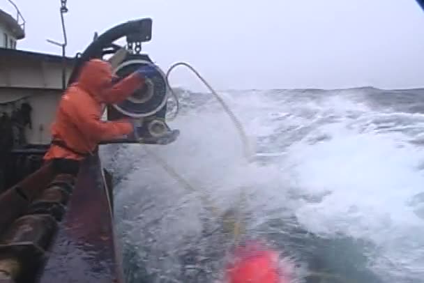 Lobster fishermen struggle to attach a rope — Stock Video
