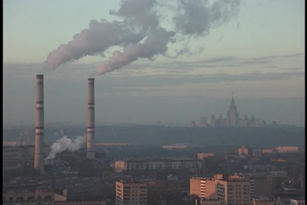 Humo de dos chimeneas altas — Vídeo de stock