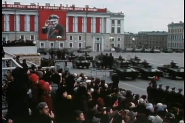 Desfile de tropas con tanques y bombas — Vídeos de Stock