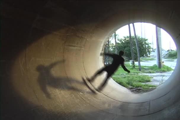 Paseos en patineta dentro de un túnel de drenaje — Vídeos de Stock
