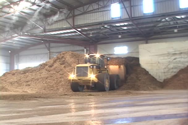 Bulldozer saca escombros en contenedor — Vídeos de Stock