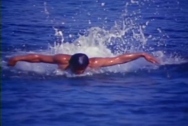 Человек быстро плавает в океане — стоковое видео