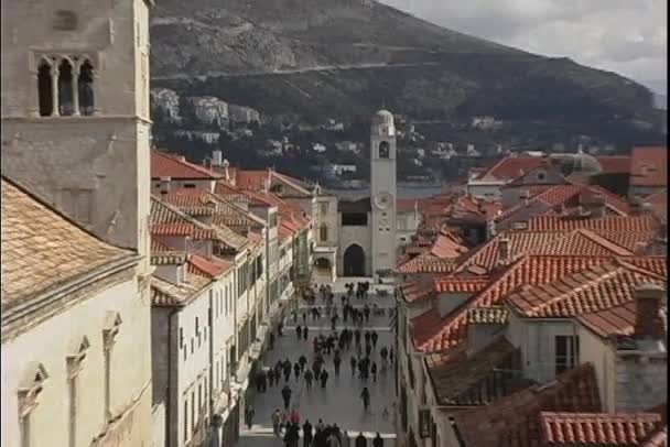 Église et les toits passés des bâtiments — Video