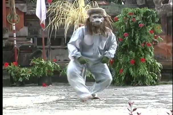 Balili dansçı gülümsüyor ve gülüyor — Stok video