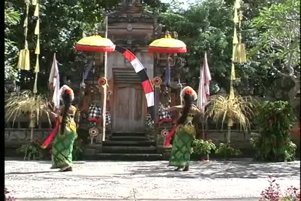 Танцующие на Бали — стоковое видео