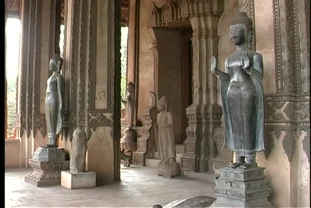 Buddhista szobrok állnak a bejáratnál — Stock videók