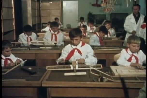 Niños haciendo un modelo de madera aviones — Vídeos de Stock