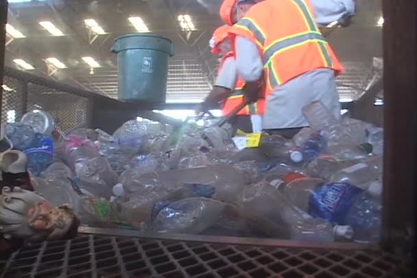 Рабочие в центре переработки отходов — стоковое видео