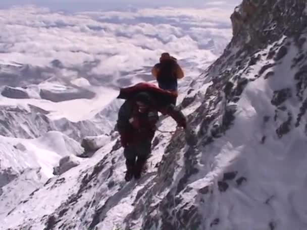 Everest zirvesine yakın ölüm bölgesi — Stok video