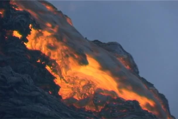 Lava flui sobre a borda de um cone vulcânico — Vídeo de Stock