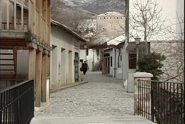 Persona paseando por un callejón — Vídeos de Stock