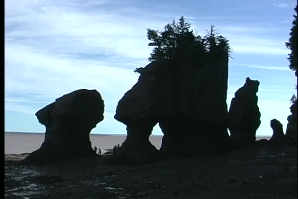 Kopfformige Silhouette der Felsen — Stockvideo