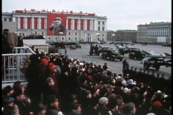 Gamla affisch av en sovjetisk ledare på parad — Stockvideo