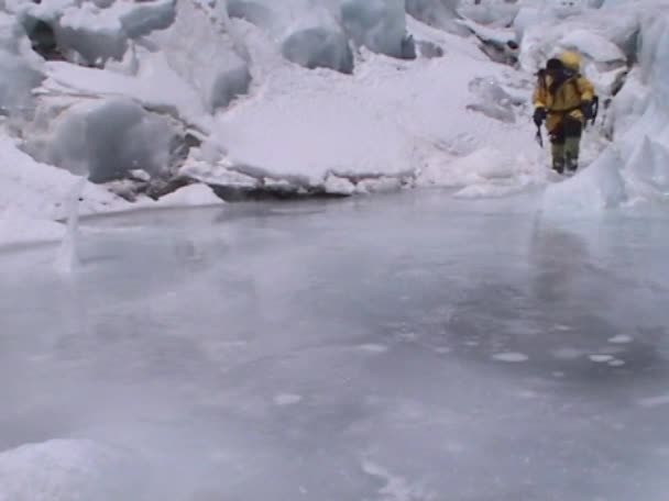 Mann klettert Eisfall hinauf — Stockvideo