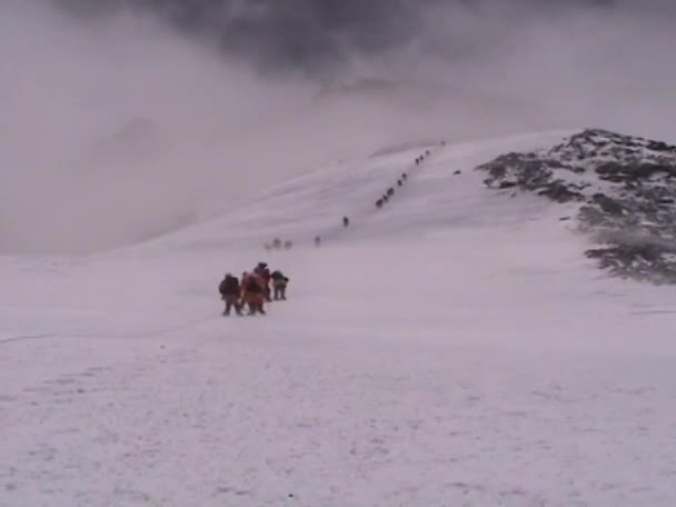 登山者在珠穆朗玛峰上爬 — 图库视频影像